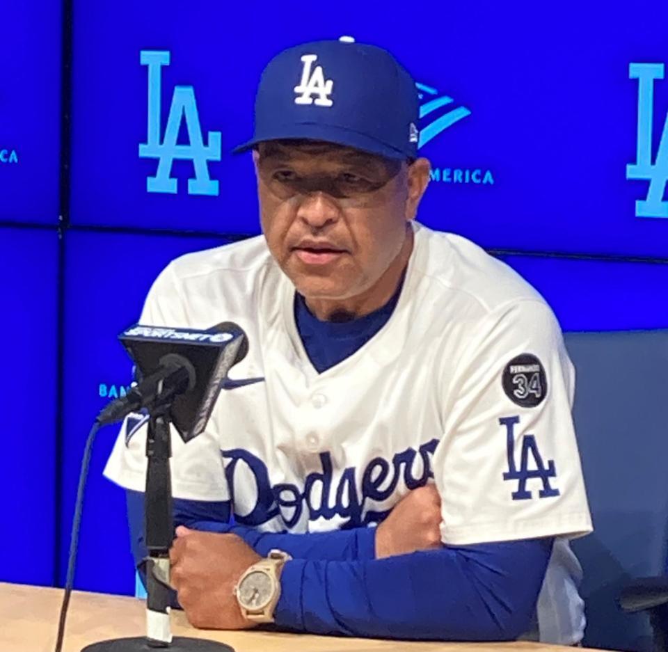 　試合後に取材に応じるドジャース・ロバーツ監督（撮影・小林信行）