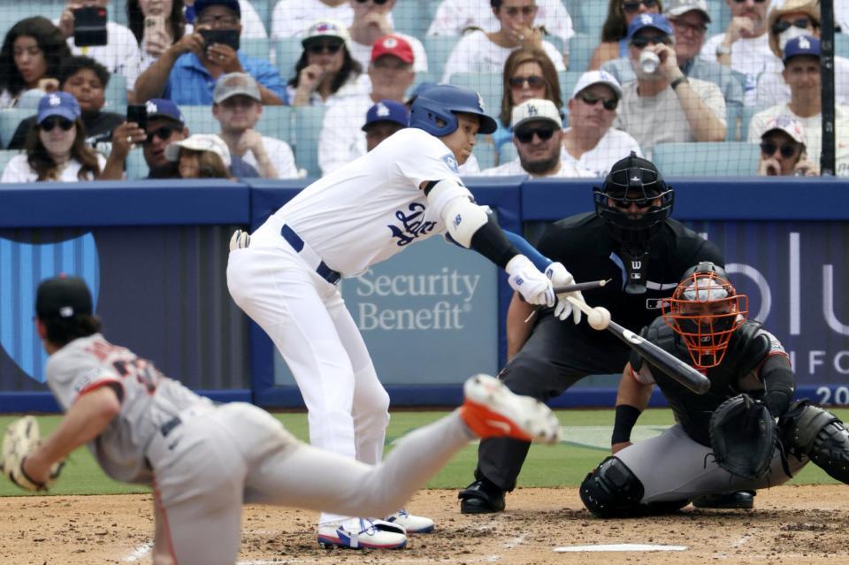 　ジャイアンツ戦の６回、バットを折りながら右前打を放つドジャース・大谷。投手マクドナルド（共同）