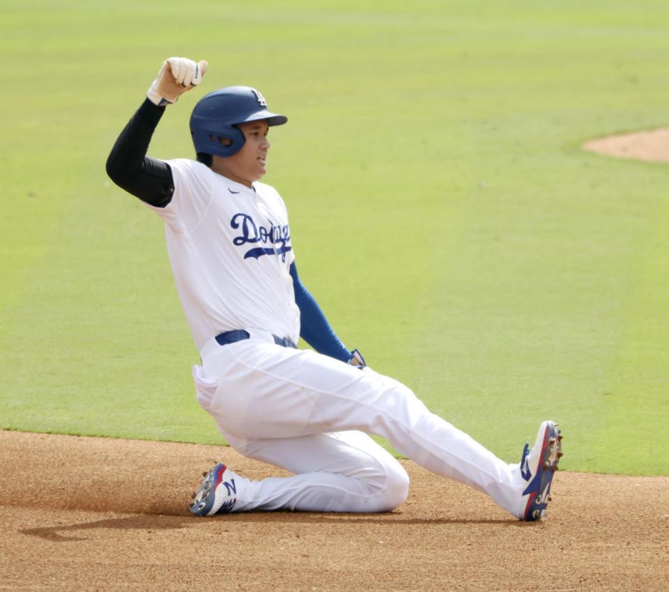 　ジャイアンツ戦の６回、ベッツの遊ゴロで二塁に滑り込むドジャース・大谷（共同）