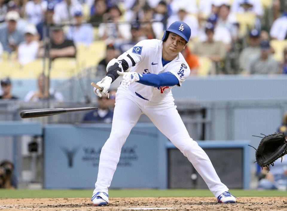 　ジャイアンツ戦の６回、バットを折りながら右前打を放つドジャース・大谷（共同）
