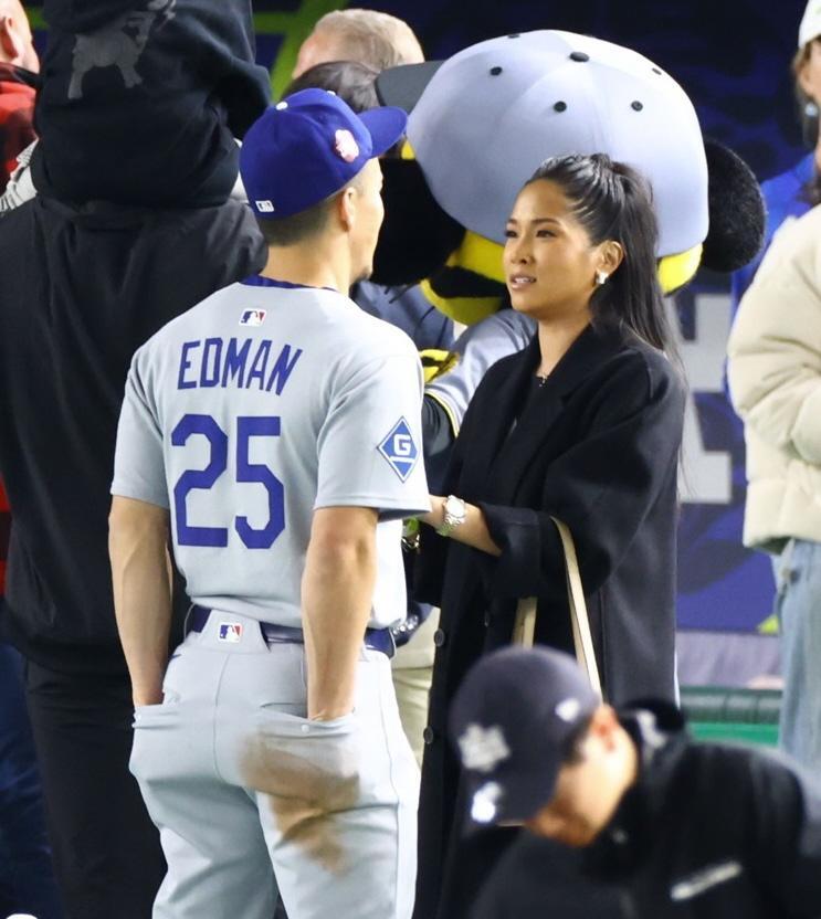 　ドジャースのトミー・エドマン（背番号２５）とキアステン夫人＝３月１８日