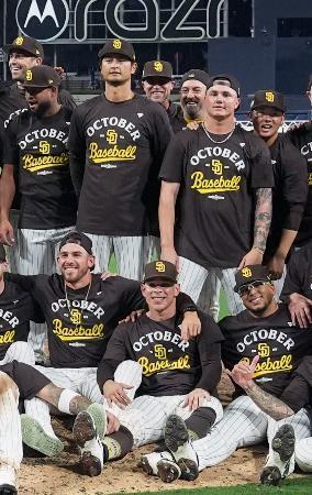 　プレーオフ出場を決め、記念撮影に納まるパドレスのダルビッシュ（後列左から３人目）や松井（同右端）ら＝サンディエゴ（ＡＰ＝共同）