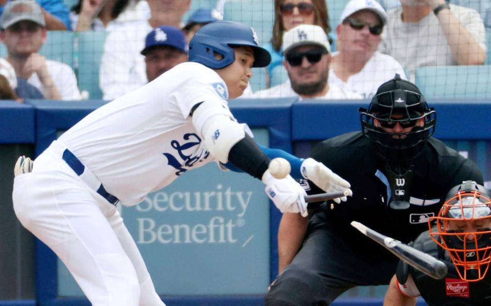 　６回、バットを折りながら右前打を放つドジャース・大谷（共同）