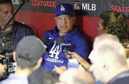 　試合前、取材に応じるドジャースのロバーツ監督＝フェニックス（共同）