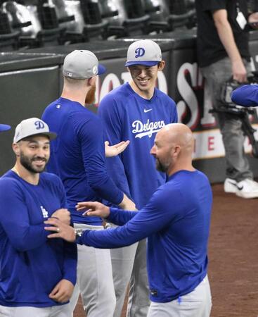 　メジャーに合流し、談笑する佐々木（奥右）＝共同