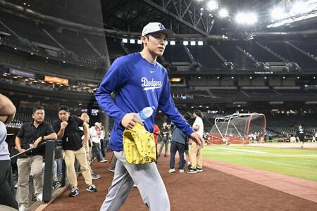 　メジャーに合流し、練習のためグラウンドに出る佐々木（共同）