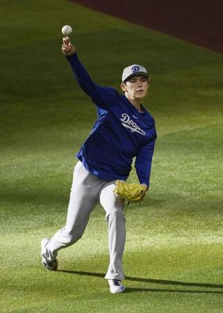 　メジャーに合流し、キャッチボールする佐々木（共同）