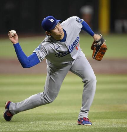 　３回、トーマスの打球を一塁へ送球する大谷。投手強襲安打となる（共同）