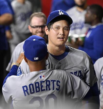 　ダイヤモンドバックス戦に先発し、６回を無失点で投げ終え、ロバーツ監督（手前）に迎えられる大谷（共同）