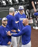 　メジャーに合流し、談笑する佐々木（奥右）＝共同