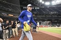 　メジャーに合流し、練習のためグラウンドに出る佐々木（共同）