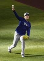 　メジャーに合流し、キャッチボールする佐々木（共同）