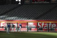 　メジャーに合流し、キャッチボールする佐々木（共同）