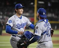 　５回、マキャンを併殺打に仕留め、捕手と喜ぶ大谷（共同）