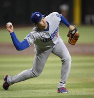 　３回、トーマスの打球を一塁へ送球する大谷。投手強襲安打となる（共同）