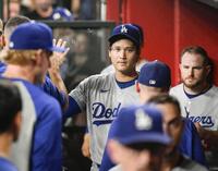 　ダイヤモンドバックス戦に先発し、６回を無失点で投げ終え、ベンチで迎えられる大谷（共同）