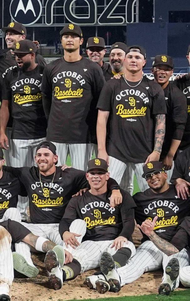 　プレーオフ出場を決め、記念撮影に納まるパドレスのダルビッシュ（後列左から３人目）や松井（同右端）ら（ＡＰ＝共同）