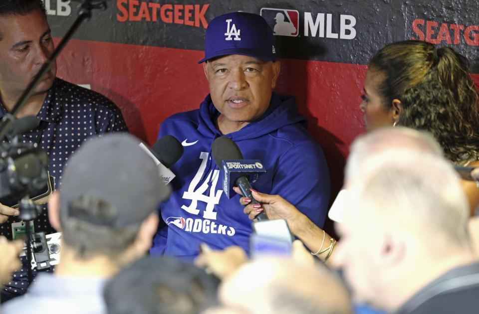　試合前、取材に応じるドジャースのロバーツ監督＝フェニックス（共同）