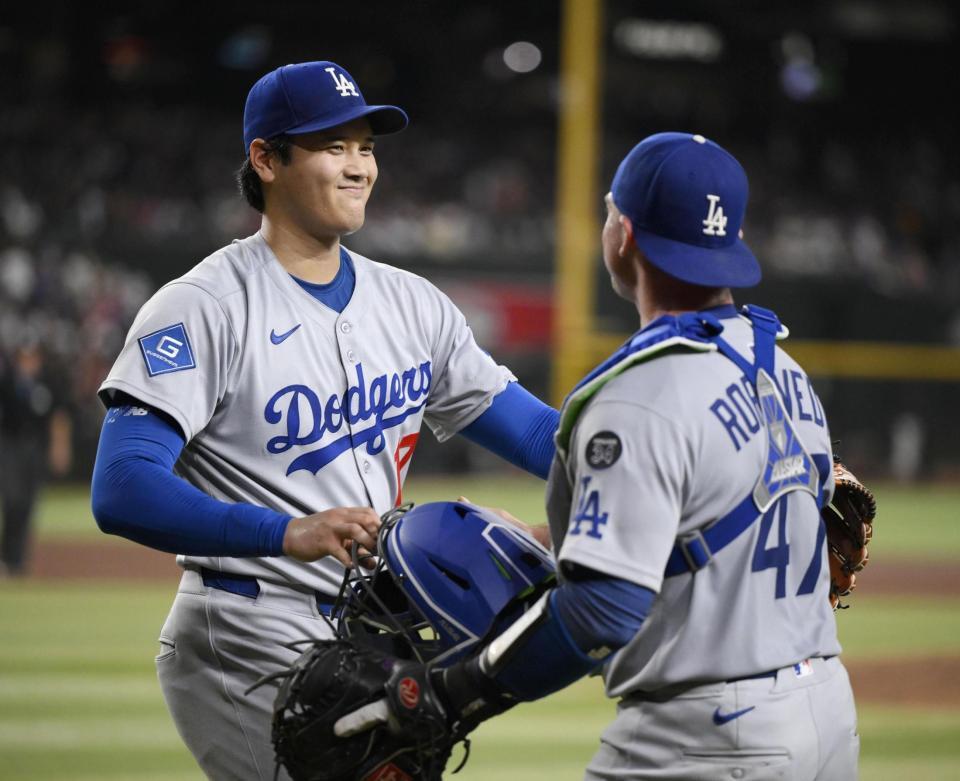 　５回、マキャンを併殺打に仕留め、捕手と喜ぶ大谷（共同）