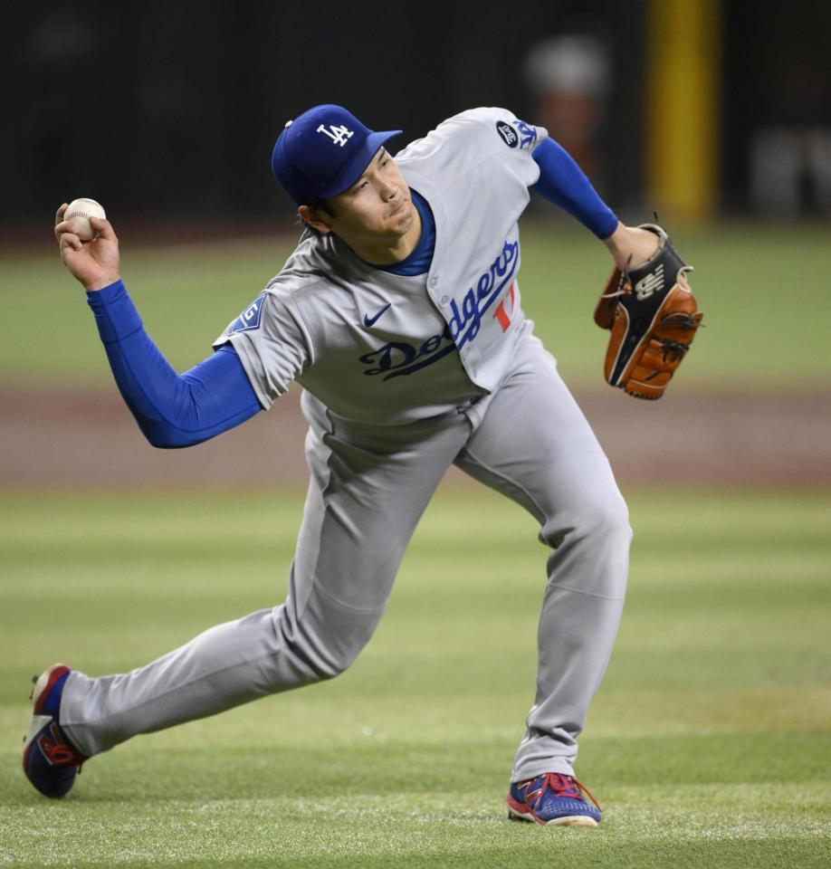 　３回、トーマスの打球を一塁へ送球する大谷。投手強襲安打となる（共同）