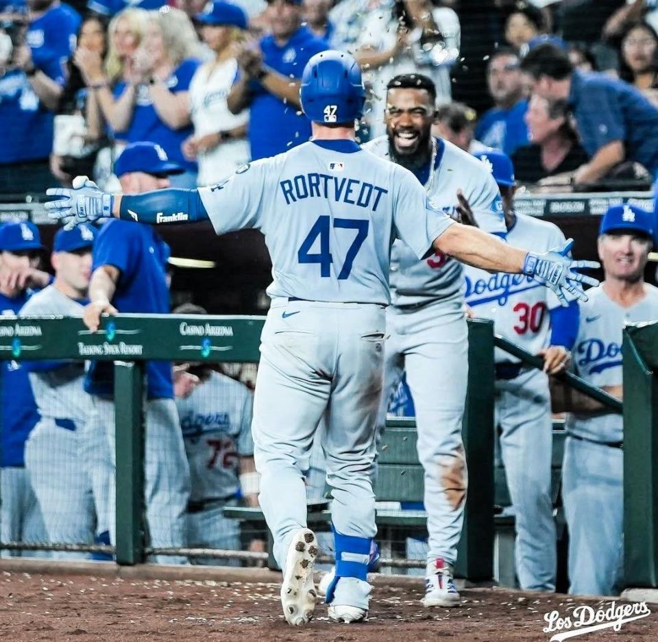 　７回、移籍後初アーチを放ちひまわりの種を浴びるロートベット（ロサンゼルス・ドジャース提供）