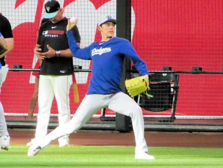 　チームに合流し、キャッチボールを行う佐々木朗希（撮影・小林信行）