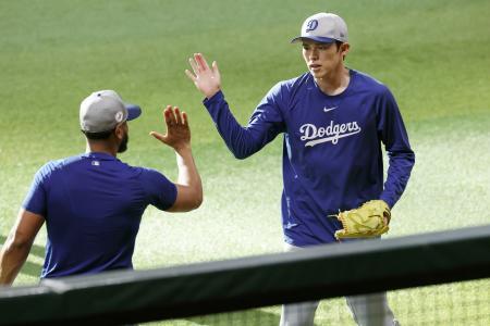 　キャッチボールを終え、タッチを交わすドジャース・佐々木（右）＝フェニックス（共同）
