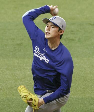 　キャッチボールする佐々木（共同）