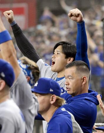 　８回、追加点を喜ぶ大谷（奥）＝共同