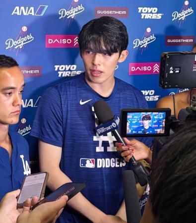 　試合後、取材に応じるドジャース・佐々木＝フェニックス（共同）