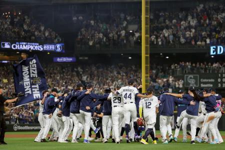 　地区優勝を決め、喜ぶマリナーズの選手ら＝シアトル（ゲッティ＝共同）
