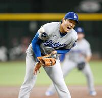 　３回、トーマスの打球を受ける大谷（共同）