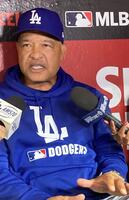 　試合前に取材に応じるドジャース・ロバーツ監督（撮影・小林信行）