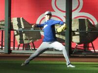 　試合前のフィールドでキャッチボールをする佐々木（撮影・小林信行）