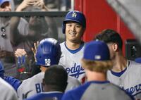 　１回、先制の生還を果たしベンチで喜ぶ大谷（共同）