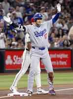 　１回、三塁打を放ちポーズをとる大谷（共同）