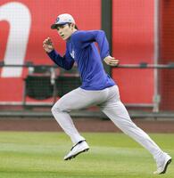 　ウオーミングアップする佐々木（共同）