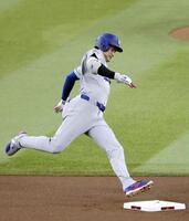 　１回、三塁打を放ち二塁を回る大谷（共同）