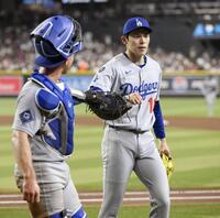 　７回に登板し、三者凡退に抑え捕手とタッチを交わす佐々木（共同）