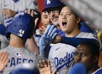 　４回、２ランを放ったパヘス（４４）を迎える大谷（共同）