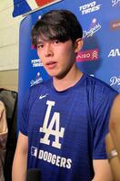 　試合後の取材に応じる佐々木（撮影・小林信行）