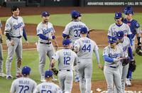 　勝利し、チームメートを迎える大谷（左端）＝共同