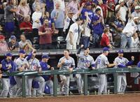 　勝利し、拳を突き上げて喜ぶ大谷（右から３人目）。右端はロバーツ監督＝共同