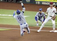 　１回、三塁打を放ち滑り込む大谷（１７）＝共同