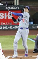 　１回、三塁打を放つ大谷（共同）