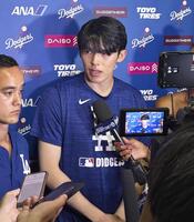 　試合後、取材に応じる佐々木（共同）