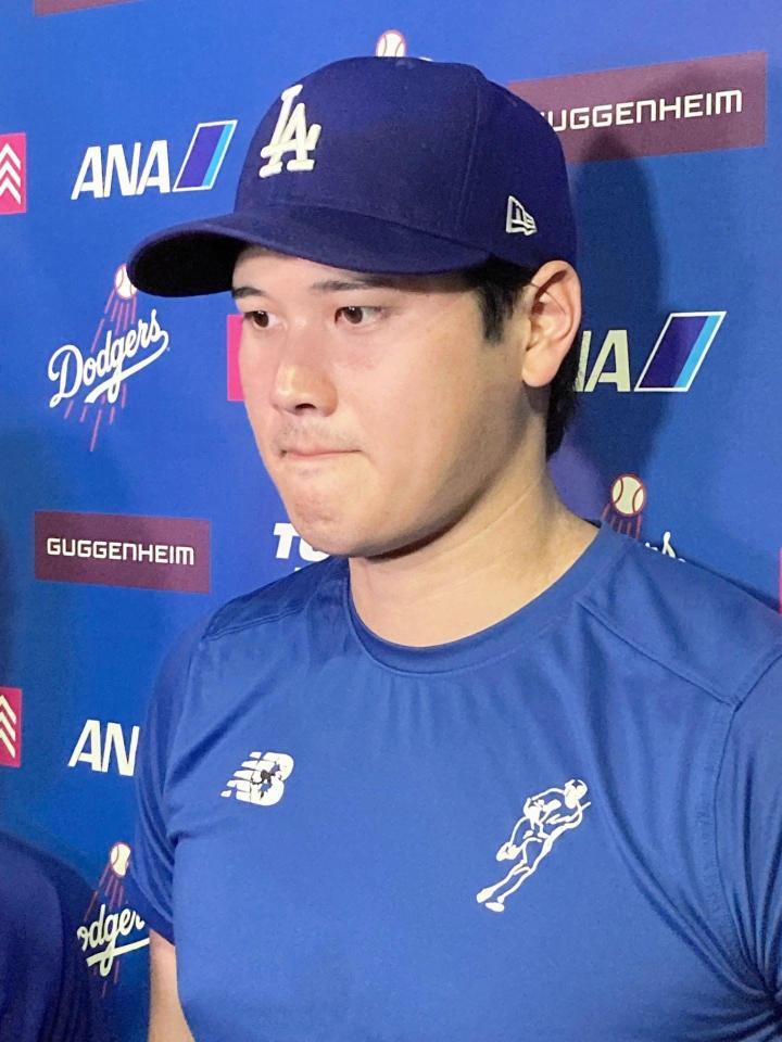 　試合後に取材に応じる大谷翔平（撮影・小林信行）