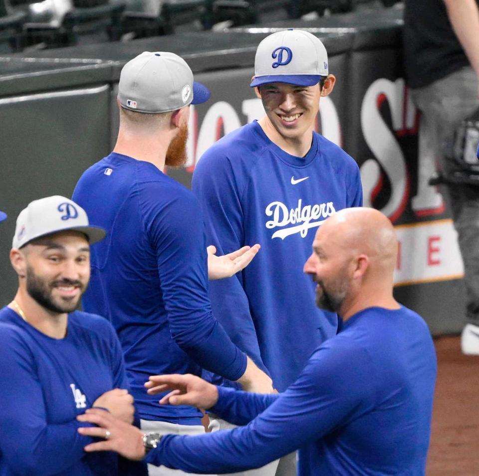 　メジャーに合流し、談笑する佐々木（奥右）