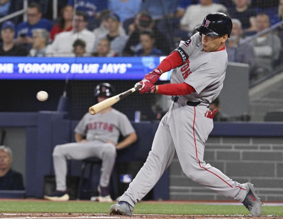 　２回、右翼線二塁打を放つ吉田（カナディアンプレス提供・ＡＰ＝共同）