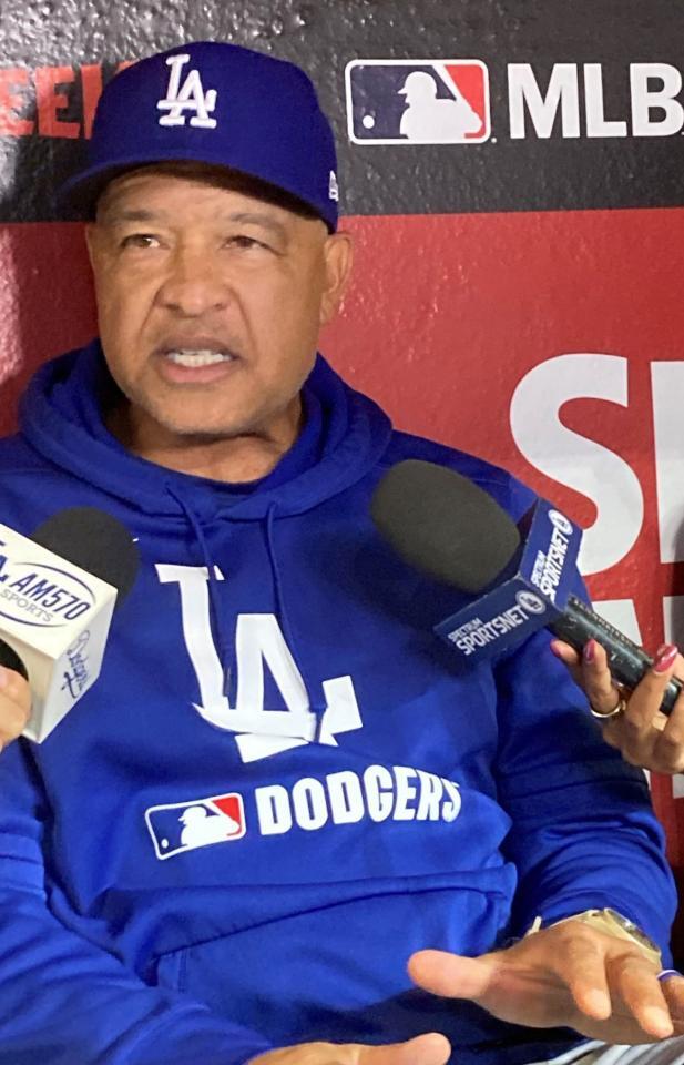 　試合前に取材に応じるドジャース・ロバーツ監督（撮影・小林信行）